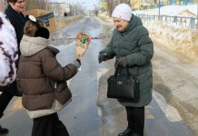 Школьники Скопинского округа подарили скопинкам сладкие букеты