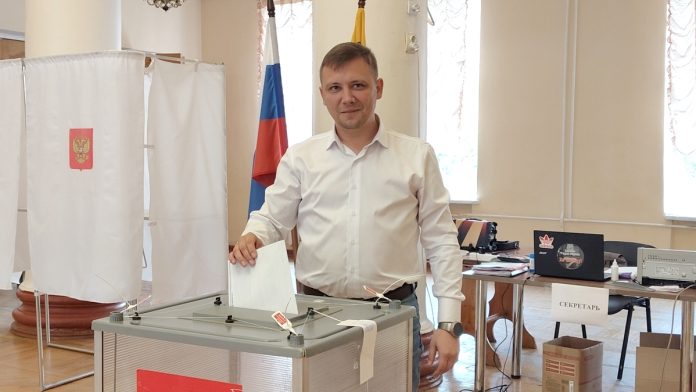 Михаил Ромодин голосует. Скопин. 19.9.26